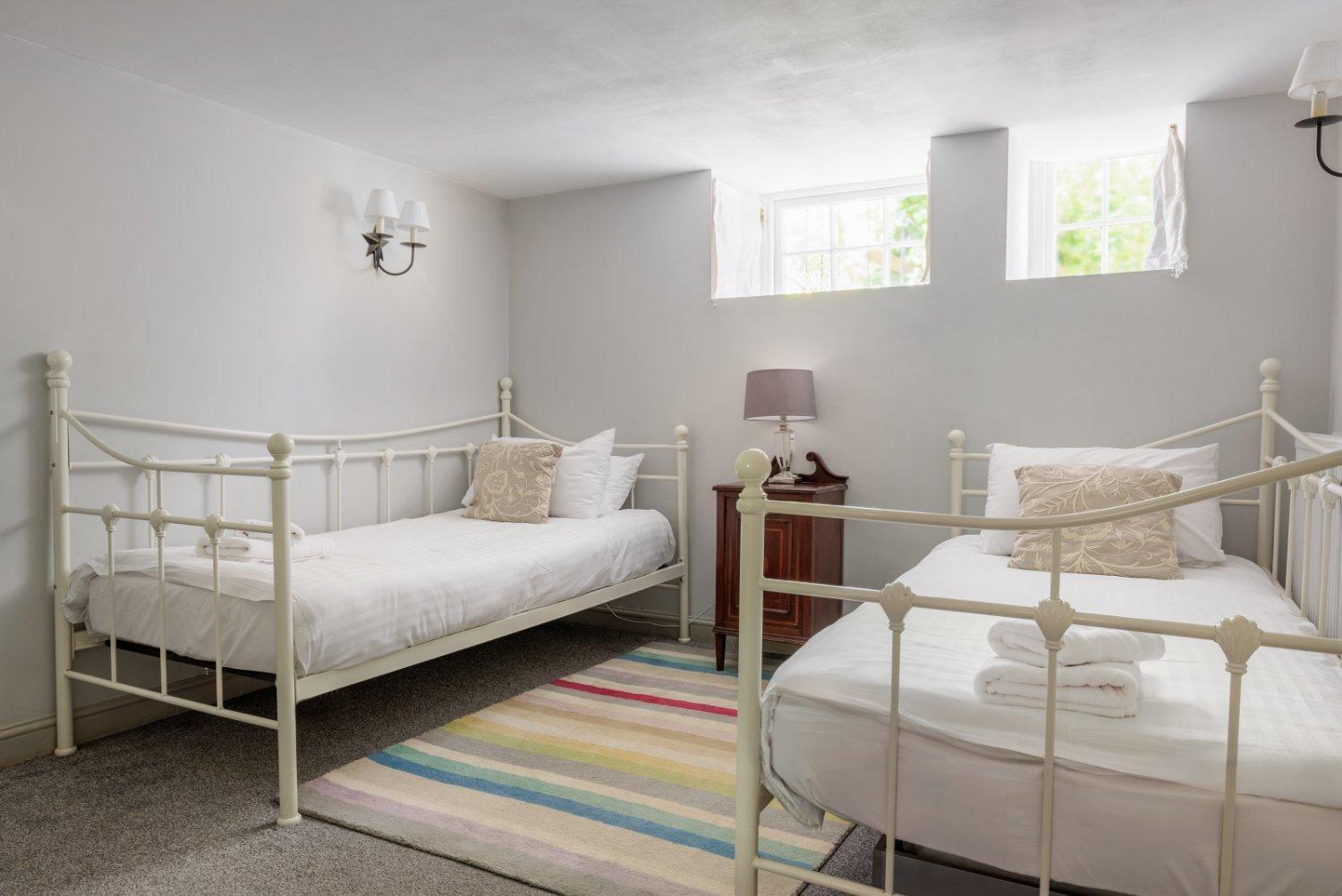 The School Rooms Estate Beautiful, Georgian Apartments With Private Heated Pool And Hot Tub Wifi And Parking Near Bath Box  Εξωτερικό φωτογραφία